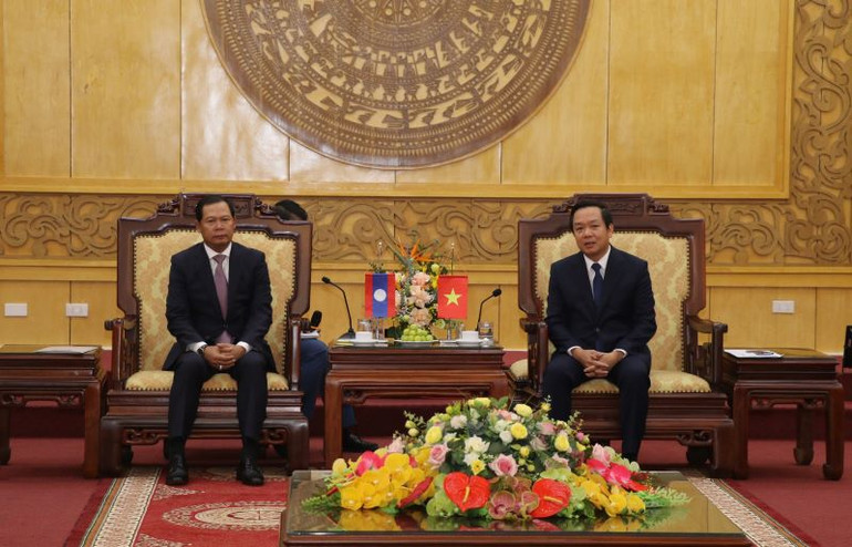 Chủ tịch Ủy ban nhân dân tỉnh Ninh Bình Phạm Quang Ngọc thông tin nhanh về tình hình phát triển kinh tế-xã hội của địa phương. (Ảnh: Ninh Phương)