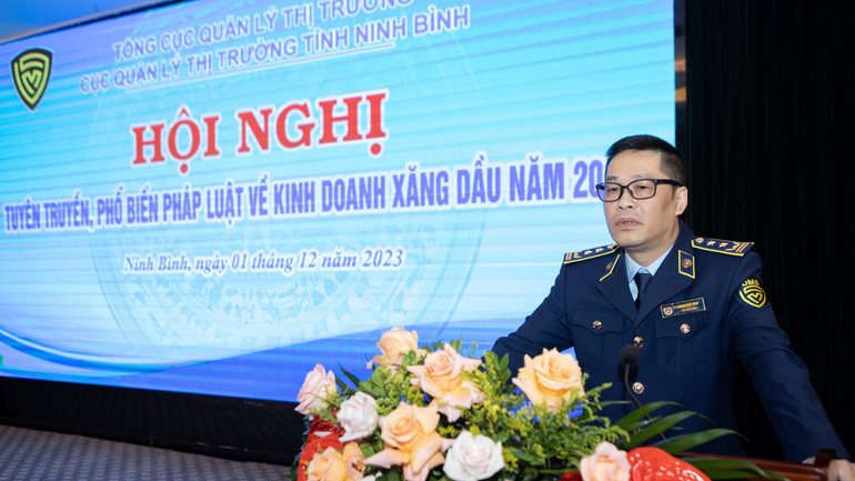 Đồng chí Phan Thế Anh, Cục trưởng Cục Quản lý thị trường tỉnh Ninh Bình phát biểu tại Hội nghị.