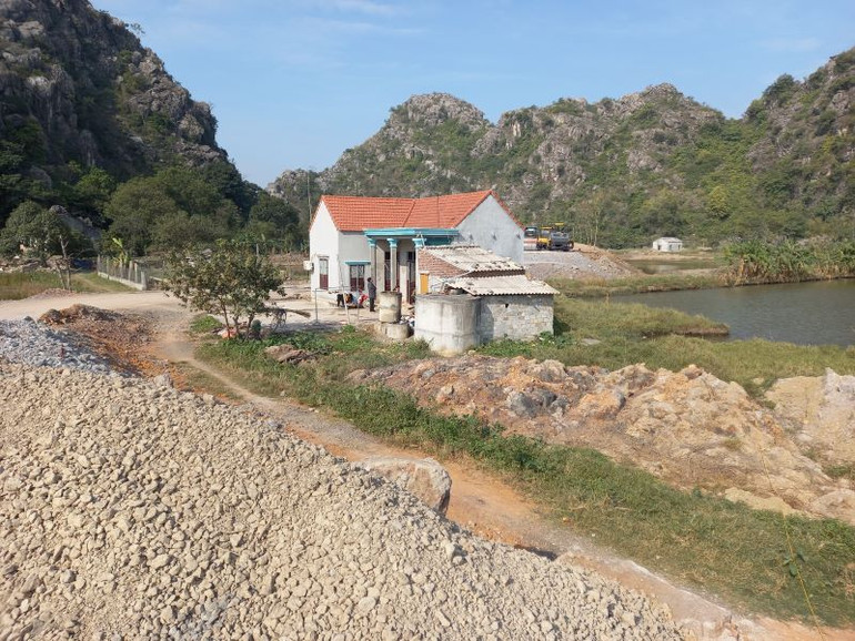 Sau khi nhận tiền hỗ trợ đền bù, gia đình này vẫn chưa chịu di dời, bàn giao mặt bằng cho dự án. Sau khi nhận tiền hỗ trợ đền bù, gia đình này vẫn chưa chịu di dời, bàn giao mặt bằng cho dự án.