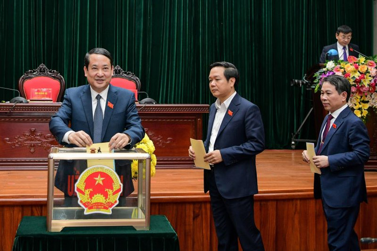 24 chức danh lãnh đạo do Hội đồng nhân dân tỉnh bầu nhiệm kỳ (2021-2026) được lấy phiếu tín nhiệm tại kỳ họp. (Ảnh: Trường Giang) 24 chức danh lãnh đạo do Hội đồng nhân dân tỉnh bầu nhiệm kỳ (2021-2026) được lấy phiếu tín nhiệm tại kỳ họp. (Ảnh: Trường Giang)