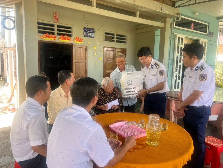 Trao quà cho ngư dân tại huyện Đất Đỏ.