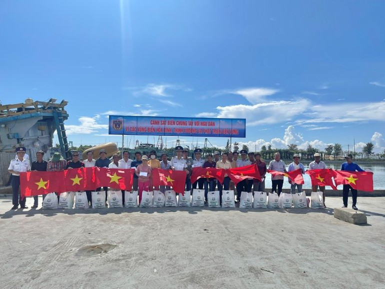 Trao tặng 20 suất quà và cờ Tổ quốc cho các ngư dân tại cảng cá xã Lộc An.