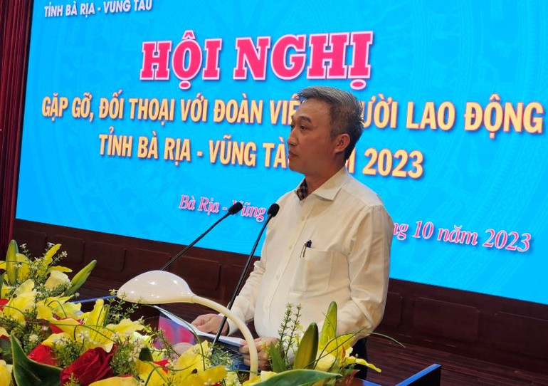 Đồng chí Đặng Minh Thông, Ủy viên Ban Thường vụ Tỉnh ủy, Phó Chủ tịch Ủy ban nhân dân tỉnh phát biểu tại hội nghị.