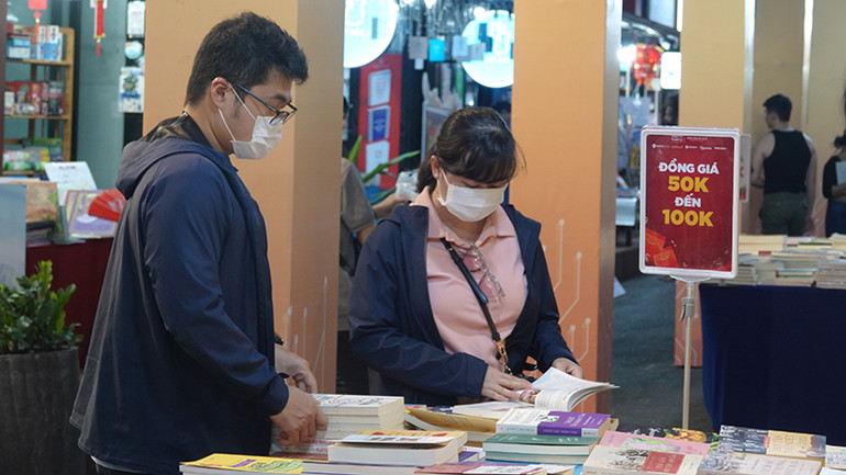 Đường sách Thành phố Hồ Chí Minh luôn thu hút nhiều bạn trẻ đến tham quan, mua sách.