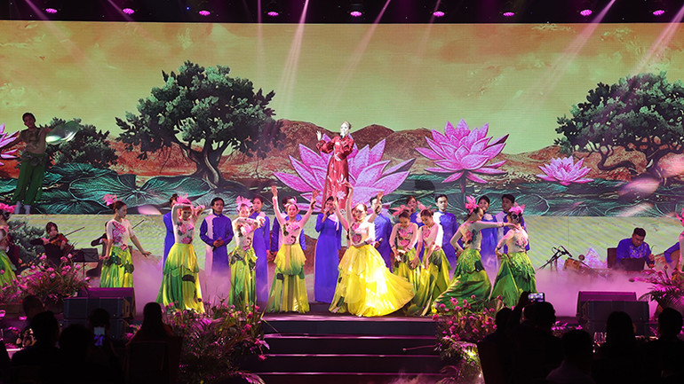Chương trình gồm nhiều tiết mục nghệ thuật đặc sắc.