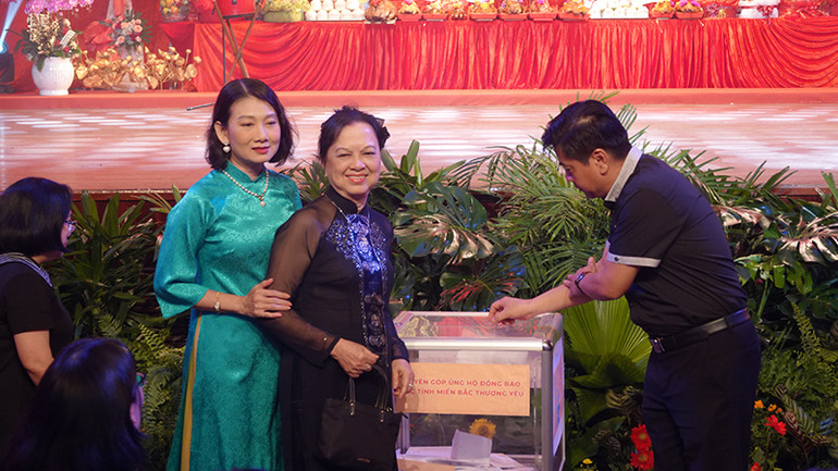 Nhiều nghệ sĩ Thành phố Hồ Chí Minh đóng góp ủng hộ đồng bào các tỉnh phía bắc thương yêu.