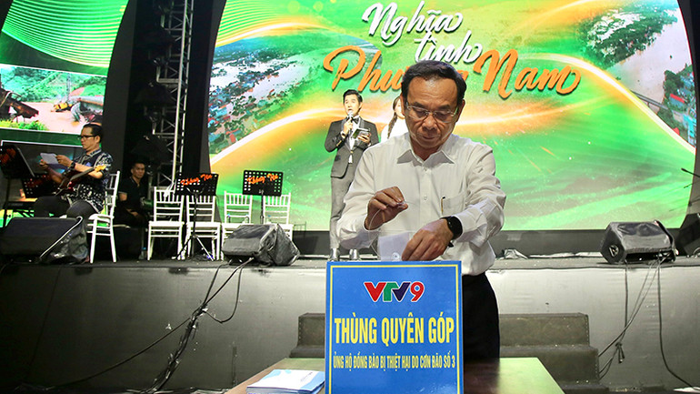 Đồng chí Nguyễn Văn Nên, Ủy viên Bộ Chính trị, Bí thư Thành ủy Thành phố Hồ Chí Minh đóng góp ủng hộ đồng bào miền bắc trong chương trình. (Ảnh: Dũng Phương).