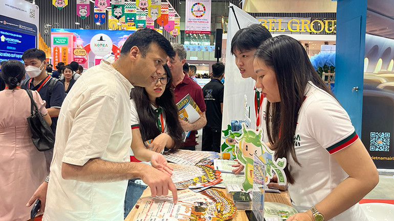 Khách quốc tế tham quan hội chợ trong ngày khai mạc.