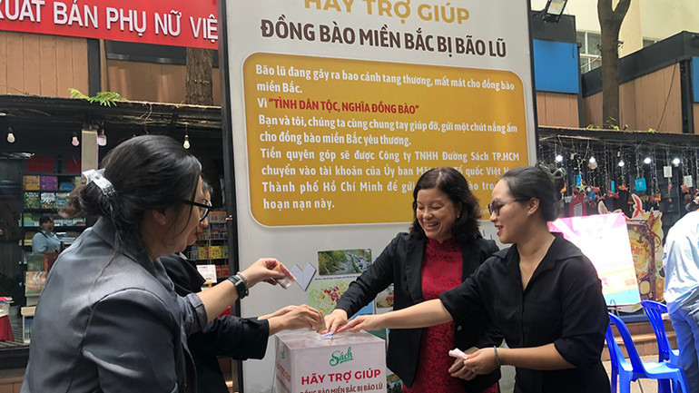 Lãnh đạo, nhân viên Đường Sách Thành phố Hồ Chí Minh đóng góp ủng hộ đồng bào các tỉnh phía bắc bị thiệt hại do bão số 3 trong sáng 11/9.