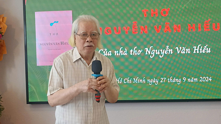 Nhà thơ Nguyễn Văn Hiếu chia sẻ trong chương trình.