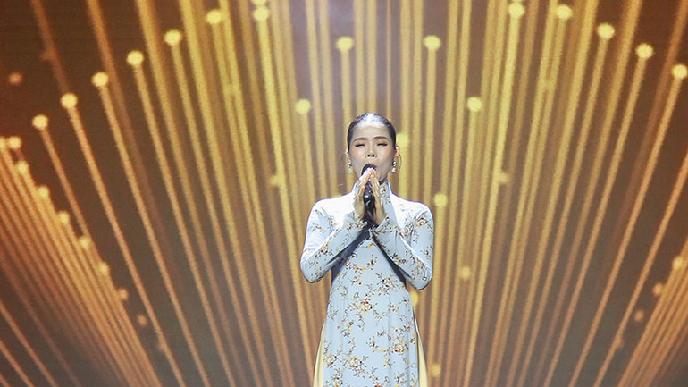 Ca sĩ Lệ Quyên trình diễn trong chương trình. (Ảnh: Dũng Phương).