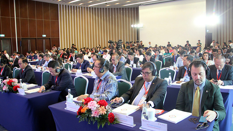 Đông đảo các đại biểu tham dự diễn đàn.