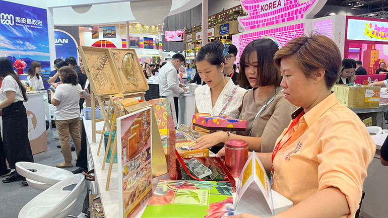 Hội chợ thu hút nhiều gian hàng của các đơn vị nước ngoài.