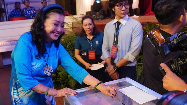 Nghệ sĩ Nhân dân Kim Cương ủng hộ đồng bào bị thiệt hại tại chương trình.