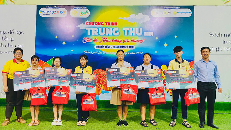 Đơn vị đồng hành trao các học bổng, học phẩm cho các em thiếu nhi.