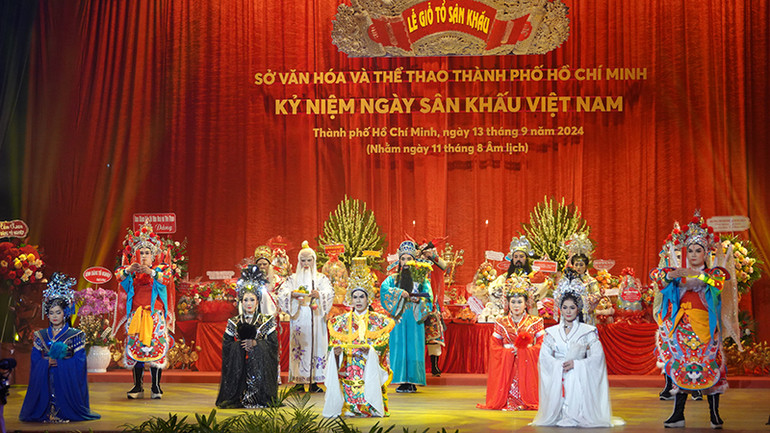 Các nghệ sĩ Nhà hát Nghệ thuật Hát bội Thành phố Hồ Chí Minh biểu diễn trích đoạn “Xây chầu đại bội”.