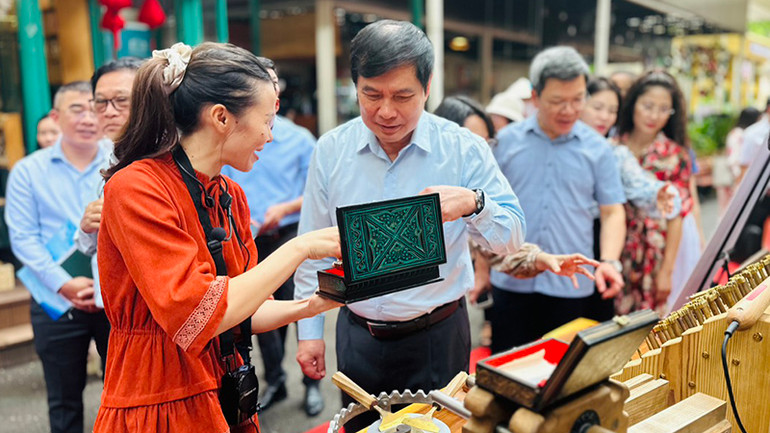 Đoàn khảo sát tham quan hoạt động tại Đường sách Thành phố Hồ Chí Minh.