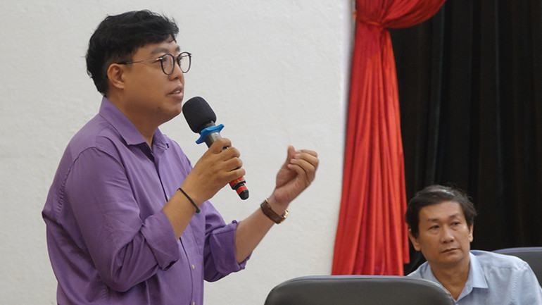 Nhà báo Thanh Hiệp phát biểu tại buổi tọa đàm.