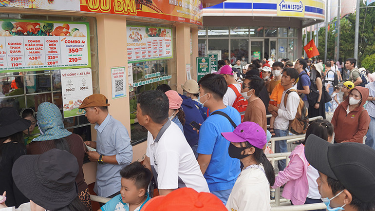 Đông đảo du khách mua vé tham quan Suối Tiên trong sáng 1/9.