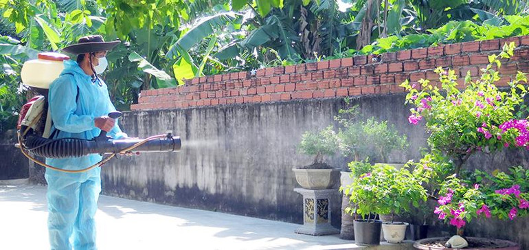 Phun hóa chất diệt muỗi tại các ổ dịch ở tỉnh Phú Yên. (Ảnh TRÌNH KẾ) Phun hóa chất diệt muỗi tại các ổ dịch ở tỉnh Phú Yên. (Ảnh TRÌNH KẾ)