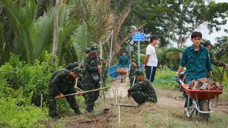 Chiến dịch tình nguyện "Hành quân xanh" năm nay, thanh niên Trung đoàn Gia Định, Ban Chỉ huy Quân sự huyện Nhà Bè tiếp tục tham gia các hoạt động tình nguyện hỗ trợ xây dựng nông thôn mới, đô thị văn minh.