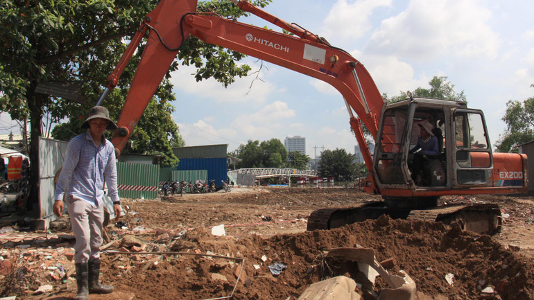 Tại khu vực công trường, máy móc đang thi công san lấp mặt bằng.