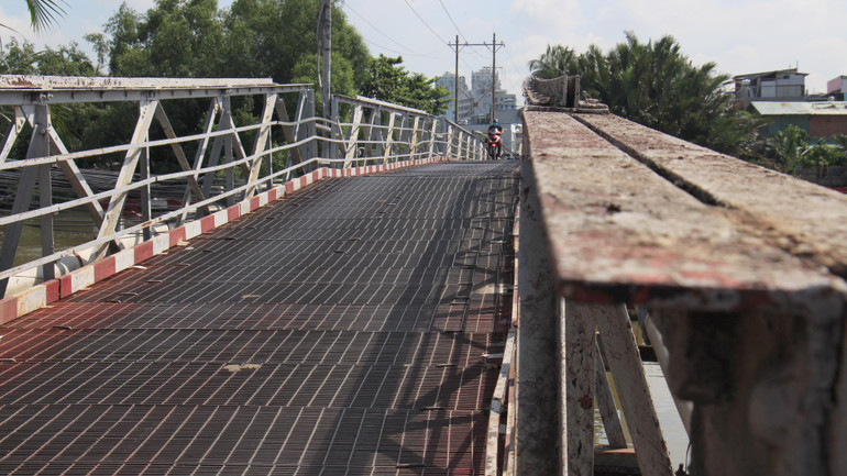 Một số bề mặt cầu xuống cấp theo thời gian.