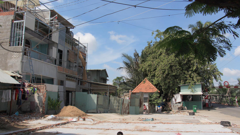 Theo ghi nhận của phóng viên Báo Nhân Dân, tại khu vực cầu Rạch Đỉa hiện hữu (phía bờ huyện Nhà Bè), nhiều gia đình đã bàn giao mặt bằng cho chủ đầu tư.