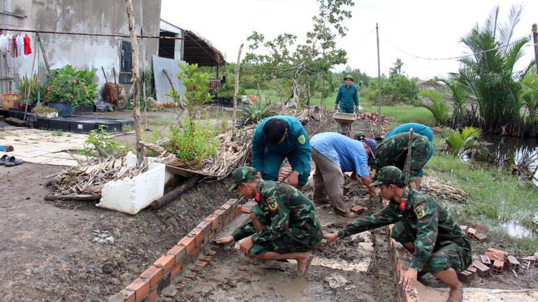 Đội tình nguyện "Hành quân xanh" xung kích hỗ trợ người dân nâng cấp công trình, bê-tông hóa tại hẻm nhánh Bàu Le, tổ 2, ấp 3, xã Hiệp Phước, huyện Nhà Bè, Thành phố Hồ Chí Minh.