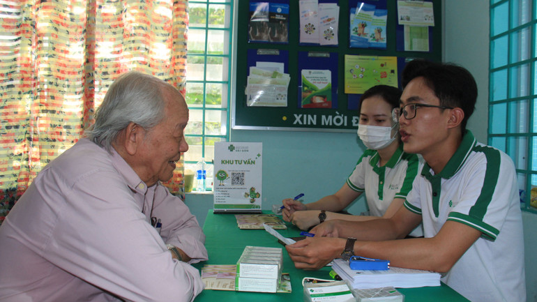 Cấp phát thuốc cho các đối tượng chính sách trên địa bàn quận Tân Phú, Thành phố Hồ Chí Minh.