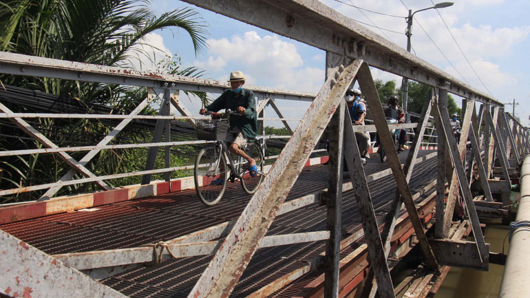 Mặt cầu rộng từ 3-4m, thường xuyên bị ùn tắc giao thông do lượng phương tiện di chuyển lớn.