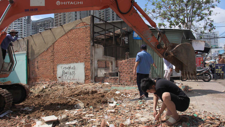 Đại diện Ủy ban nhân dân huyện Nhà Bè cho biết, hiện nay, tại phạm vi dự án đã có 45/46 trường hợp đồng ý nhận tiền giao mặt bằng, 34 trường hợp đã và đang tháo dỡ cấu trúc bàn giao.