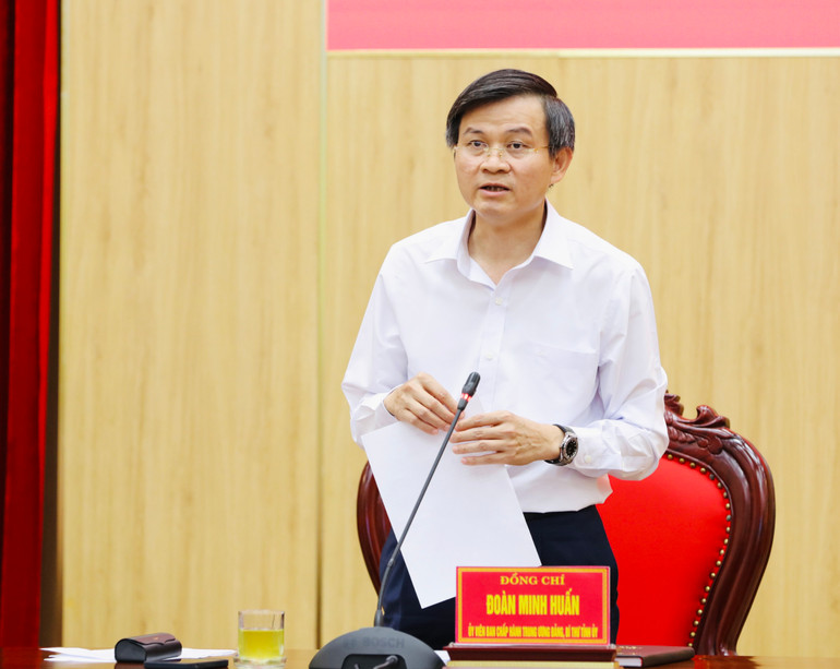 Đồng chí Đoàn Minh Huấn, Ủy viên Ban chấp hành Trung ương Đảng, Bí thư Tỉnh ủy kết luận hội nghị (Ảnh: Báo Ninh Bình)
