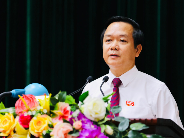 Chủ tịch Ủy ban nhân dân tỉnh Ninh Bình Phạm Quang Ngọc phát biểu tại kỳ họp. (Ảnh: NGUYỄN NĂM)