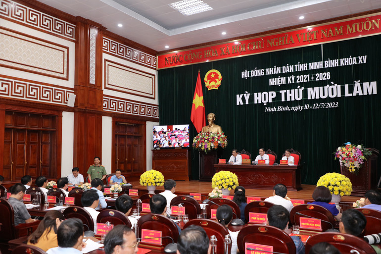 Đồng chí Đặng Trọng Cường, Giám đốc Công an tỉnh trả lời các câu hỏi của đại biểu liên quan đến vấn đề an toàn phòng cháy, chữa cháy trên địa bàn tỉnh. (Ảnh: Nguyễn Nam)