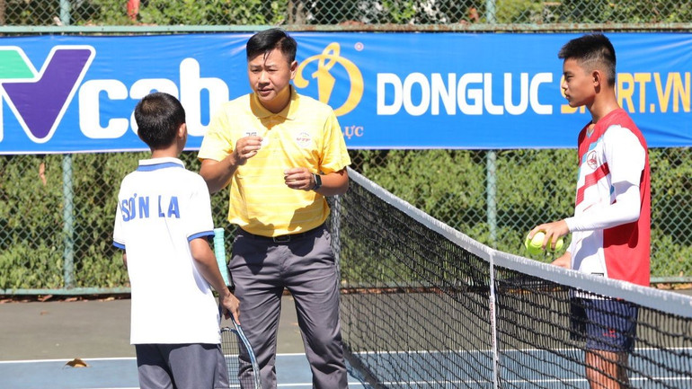 Trọng tài trao đổi nội dung thi đấu cho các tay vợt.