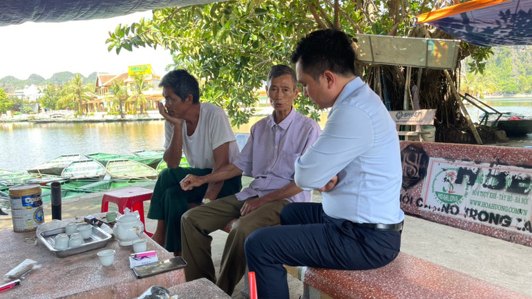 Hầu hết lao động chèo thuyền tại tuyến Đình Các - Tam Cốc là người cao tuổi tại địa phương. (Ảnh: Xuân Trường)