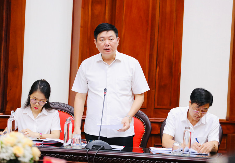 Phó Giám đốc Sở Tài nguyên và Môi trường Lê Hùng Thắng, trả lời các câu hỏi của đại biểu tại phiên chất vấn.