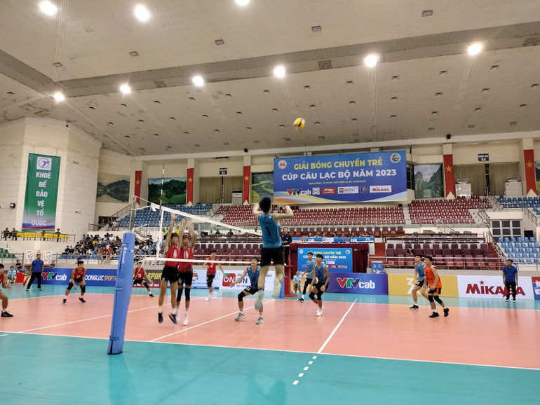 Câu lạc bộ bóng chuyền trẻ Ninh Bình giành chiến thắng Câu lạc bộ bóng chuyền trẻ Hà Tĩnh với tỷ số 3-0 tại trận khai mạc. (Ảnh: Văn Lúa)