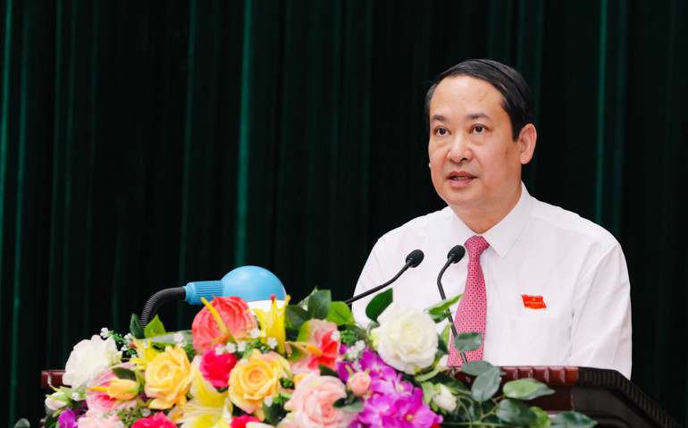 Phó Bí thư Thường trực, Chủ tịch Hội đồng nhân dân tỉnh Mai Văn Tuất phát biểu bế mạc kỳ họp. (Ảnh: NGUYỄN NĂM)