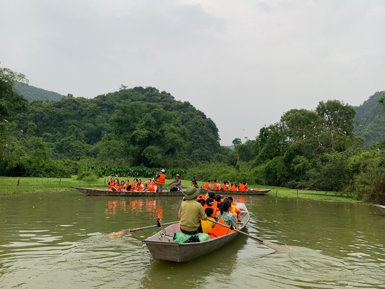 Lao động chèo thuyền phục vụ du khách cần bảo đảm sức khỏe để an toàn cho bản thân và du khách tham quan. (Ảnh: Sở Du lịch Ninh Bình)