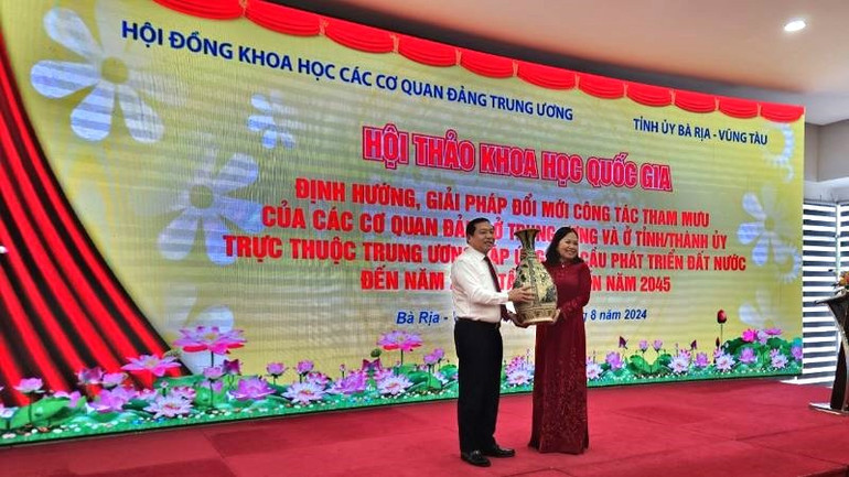 Đồng chí Lại Xuân Môn tặng quà cho Thường trực Tỉnh ủy Bà Rịa-Vũng Tàu.
