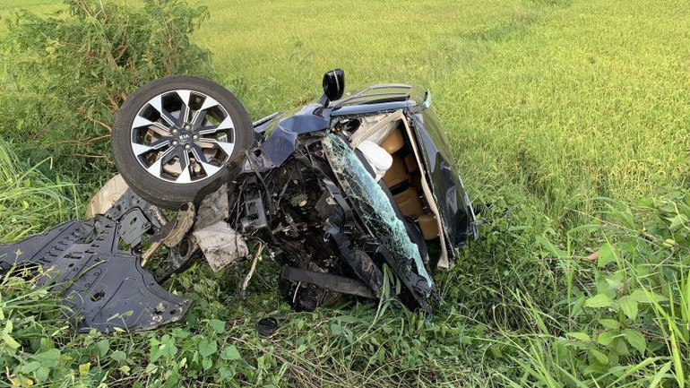 Xe 7 chỗ nát hoàn toàn đầu xe văng xuống ruộng lúa.