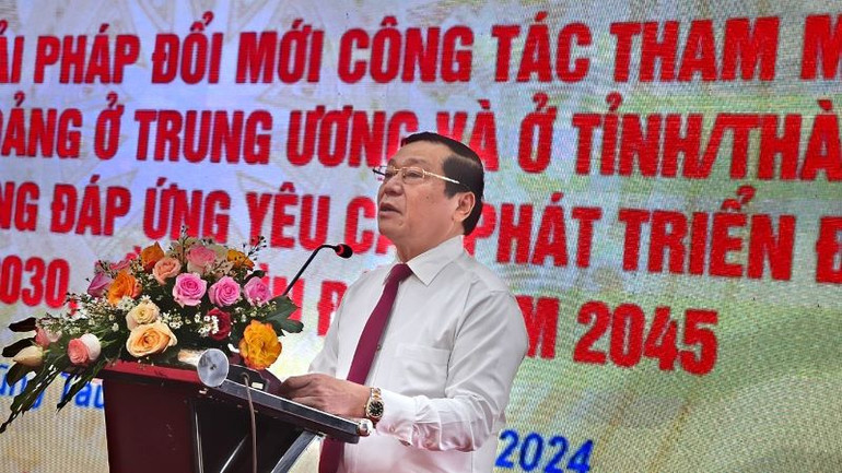 Đồng chí Lại Xuân Môn, Ủy viên Trung ương Đảng, Phó Trưởng ban Thường trực Ban Tuyên giáo Trung ương, Chủ tịch Hội đồng Khoa học các cơ quan Đảng Trung ương phát biểu tại hội thảo.