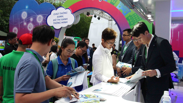 Khách hàng và doanh nghiệp tham quan không gian sản phẩm giao thông xanh, đô thị xanh thông minh tại khu vực triển lãm.