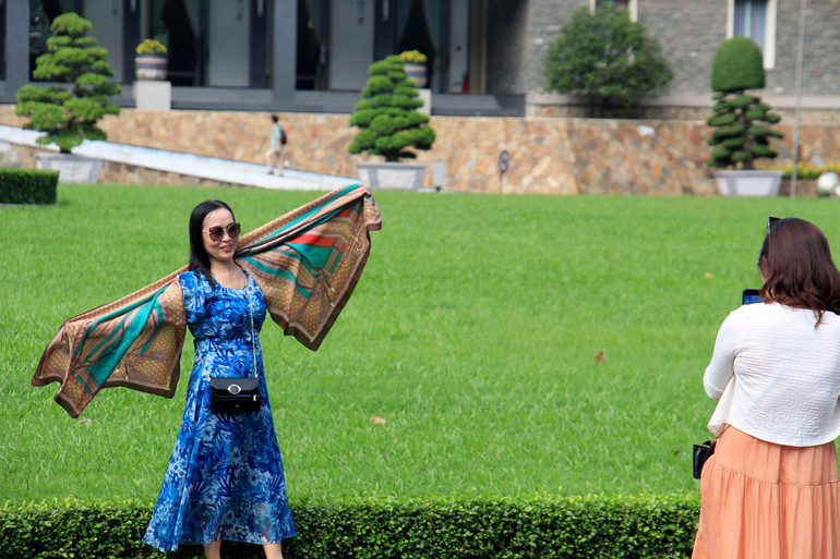 Nhiều gia đình và các bạn trẻ đến Dinh Độc Lập để “check-in” vào dịp lễ 2/9 này.