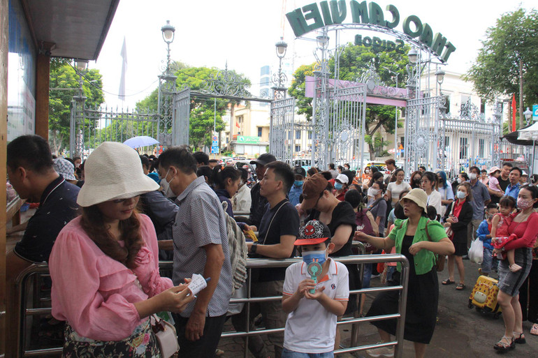 Người dân Thành phố Hồ Chí Minh đổ về các khu vui chơi trung tâm dịp nghỉ lễ 2/9 ảnh 1