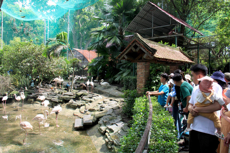 Các “vị khách nhí” tận hưởng 2/9 cùng gia đình tại Thảo Cầm Viên.