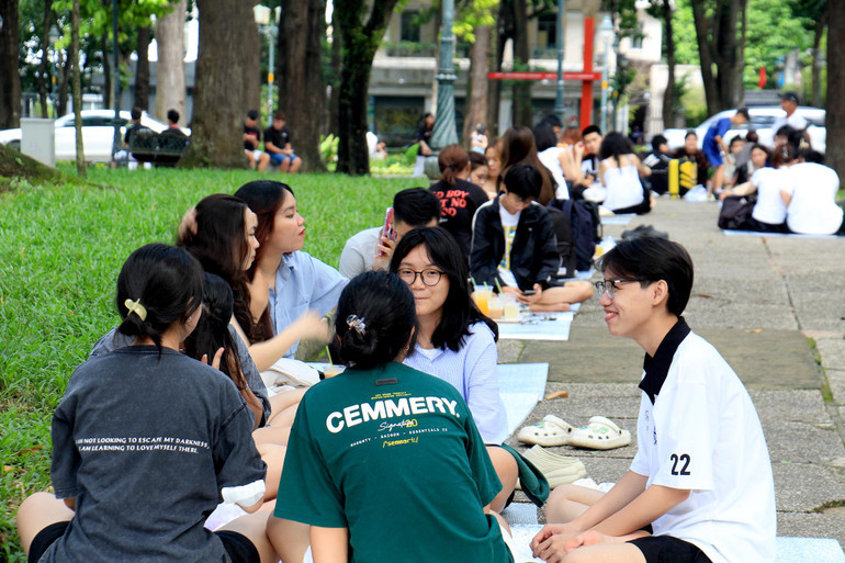 Trong khi nhiều người chọn về quê hoặc đi du lịch trong dịp này, còn các bạn trẻ chọn cách hưởng trọn kỳ nghỉ lễ cùng gia đình và bạn bè ở tại thành phố.