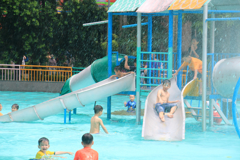 Với các em nhỏ ngoài khu vực tham quan các con vật, bơi lội cũng là niềm phấn khích của các em nhỏ.